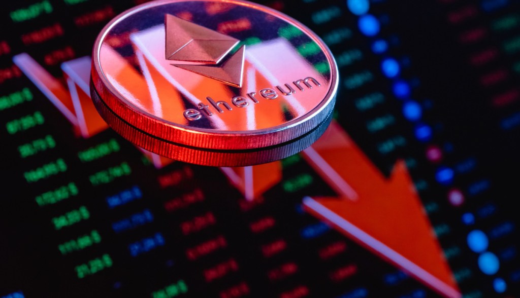 Moeda de Ethereum na frente de um gráfico mostrando queda