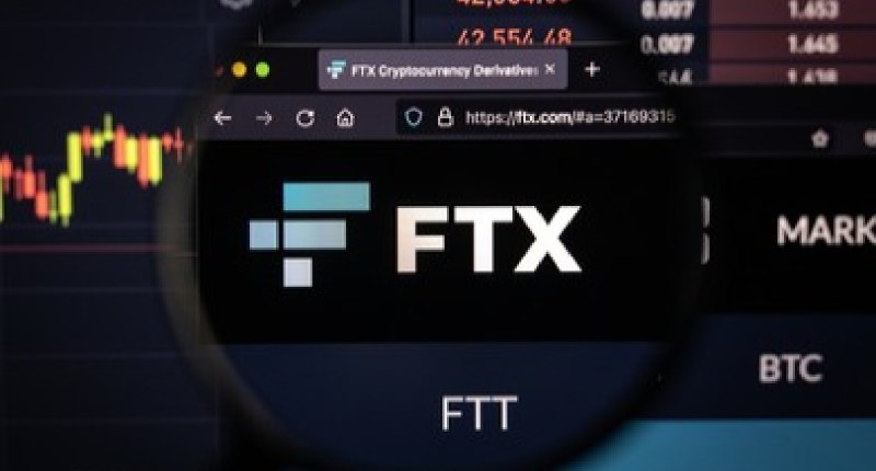 Lupa sobre o logotipo da FTX