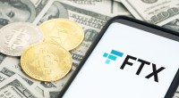 criptomoedas e celular com logo da FTX sobre notas de dinheiro