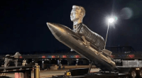 Imagem da matéria: Shitcoin cria estátua bizarra para chamar atenção de Elon Musk e envia para sede da Tesla  