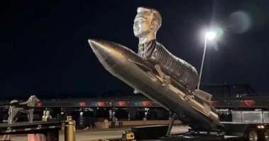 Imagem da matéria: Shitcoin cria estátua bizarra para chamar atenção de Elon Musk e envia para sede da Tesla  