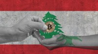 mãos trocando uma moeda de bitcoin BTC à frente de uma bandeira do Líbano