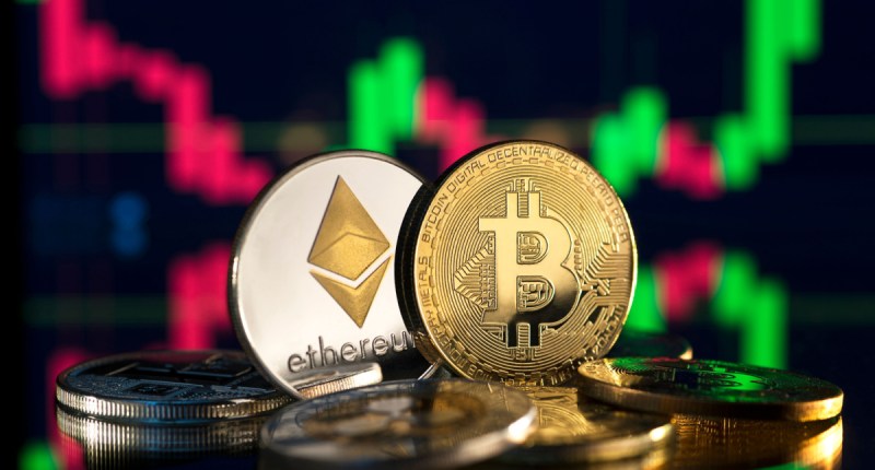 moeda de bitcoin e ethereum com gráfico ao fundo