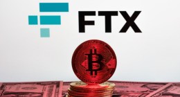 moeda de bitcoin vermelha com logo da ftx no fundo