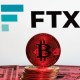 moeda de bitcoin vermelha com logo da ftx no fundo