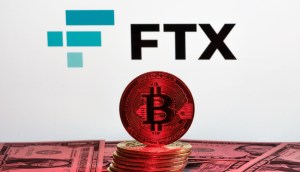 moeda de bitcoin vermelha com logo da ftx no fundo