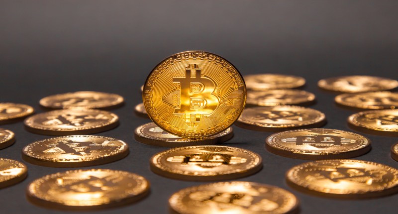 várias moedas de bitcoin sobre mesa