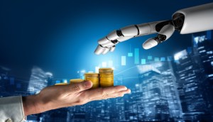 Mão humana com monte de moedas estendida para mão de robô