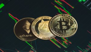 Moedas de bitcoin ethereum e dogecon enfileiradas à frente de gráfico de mercado