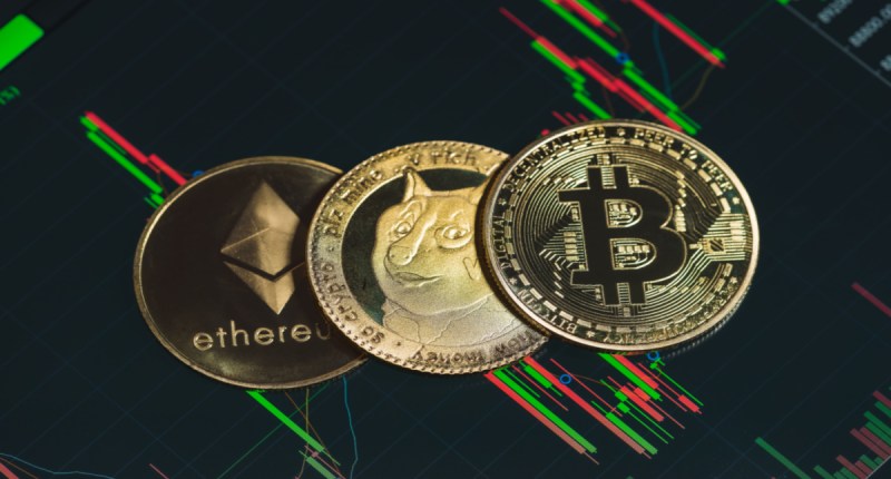 Moedas de bitcoin ethereum e dogecon enfileiradas à frente de gráfico de mercado