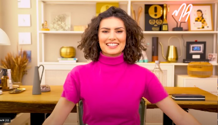 Nathalia Arcuri em vídeo no canal Me Poupe no Youtube