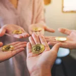 HODL: meme que incentiva segurar Bitcoin completa 12 anos em meio à queda do ativo