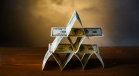Pirâmide montada com notas de dólar