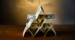 Pirâmide montada com notas de dólar