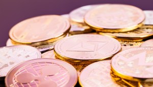 Punhado de moedas sob mesa