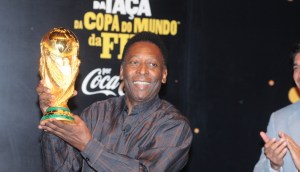 Pelé segura taça Fifa me evento