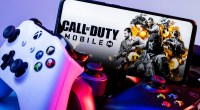 celular mostra ilustração do Call of Duty
