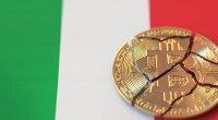 Bandeira da ITália com moeda de bitcoin à frente