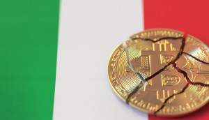 Bandeira da ITália com moeda de bitcoin à frente