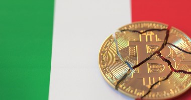 Bandeira da ITália com moeda de bitcoin à frente