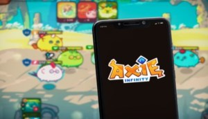 Tela de celular mostra logomarca Axie Infinity