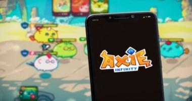Tela de celular mostra logomarca Axie Infinity