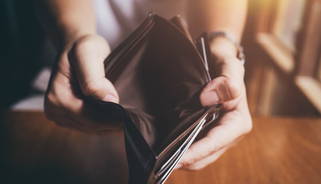 homem com carteira vazia