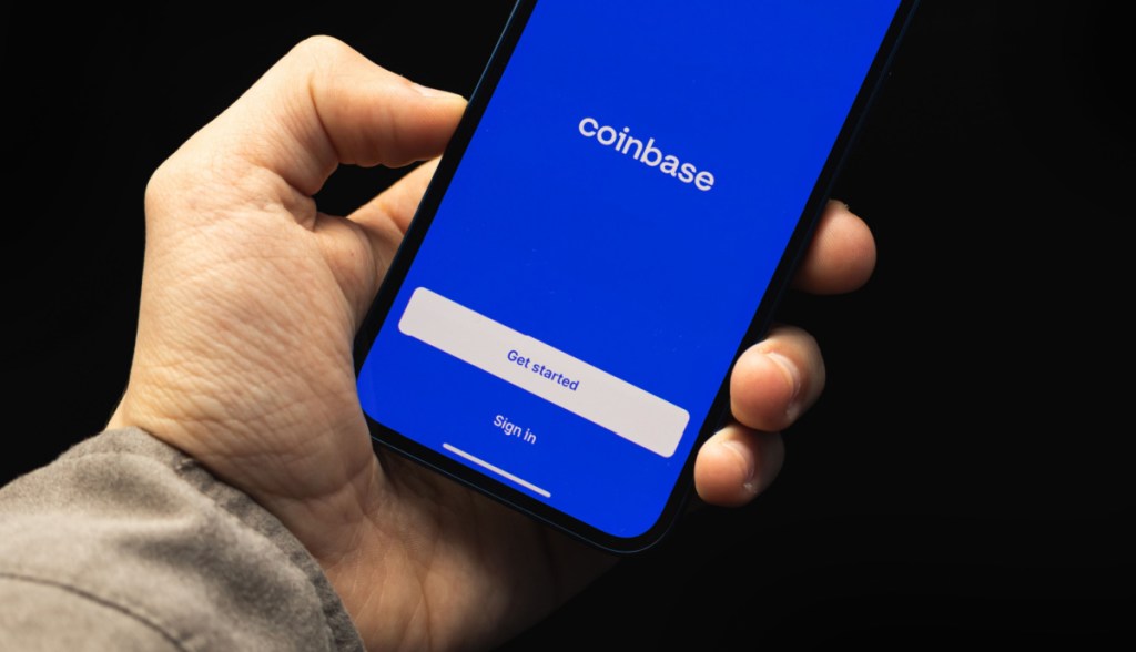 Imagem da matéria: Manhã Cripto: Coinbase é processada por violações de privacidade nos EUA e Paxos aposta em cripto no Brasil