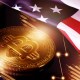 moeda de bitcoin com bandeira dos EUA