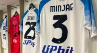Camisa do clube Napoli da Itália com logotipo da UpBit