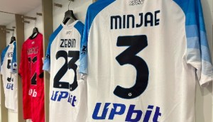 Camisa do clube Napoli da Itália com logotipo da UpBit