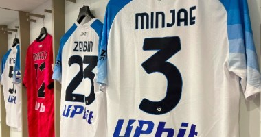 Camisa do clube Napoli da Itália com logotipo da UpBit