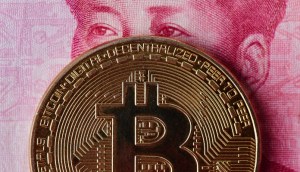 Moeda de Bitcoin na frente de cédula da moeda da China e Mao Tsé Tung
