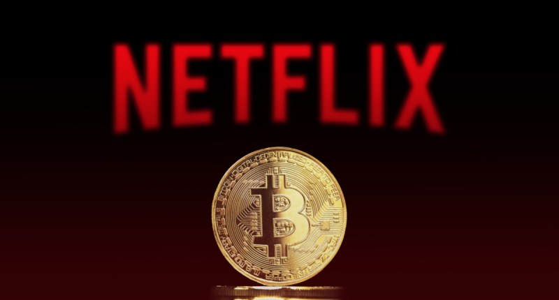 Moeda de bitcoin à frente de fundo escuro avermelhado com logomarca da Netflix