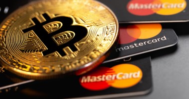 Cartão de crédito com moeda de bitcoin