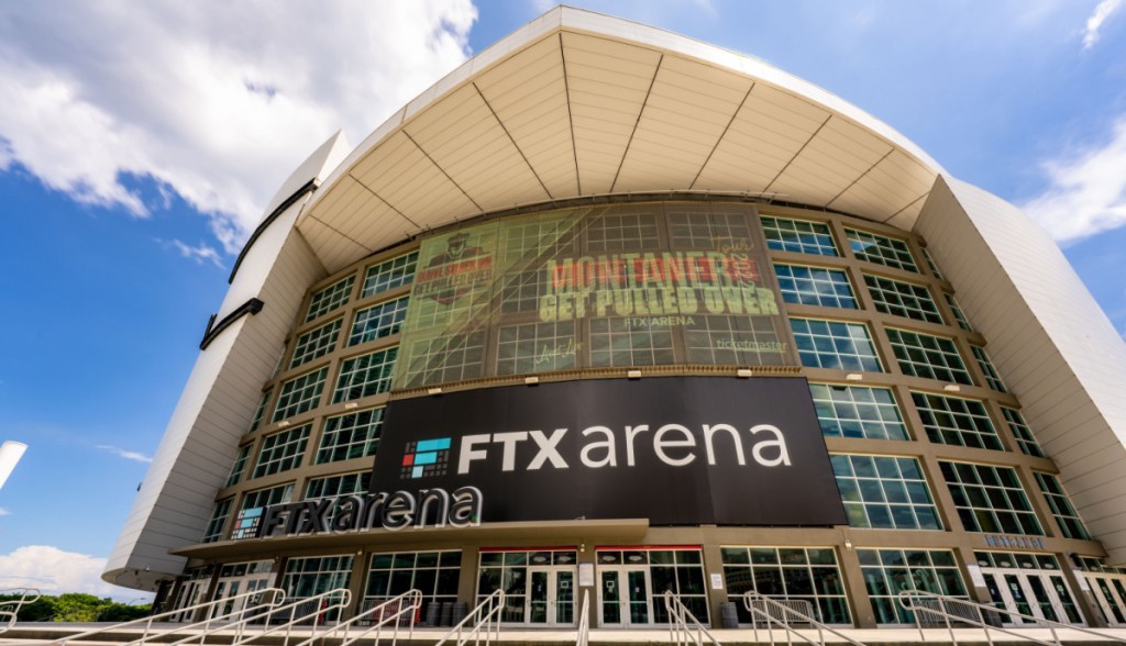 Visão frontal do estádio FTX Arena
