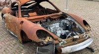 Carro da Porsche destruído após incêndio