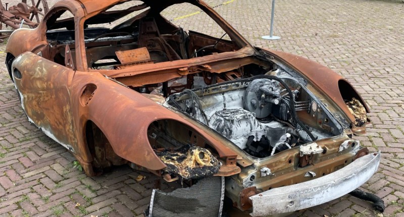 Carro da Porsche destruído após incêndio