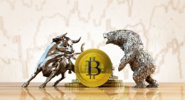 Moeda de bitcoin entre as estátuas de um touro e de um urso