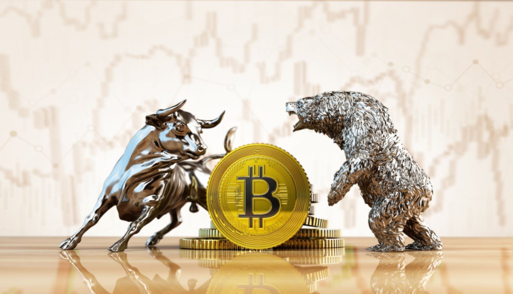 Moeda de bitcoin entre as estátuas de um touro e de um urso