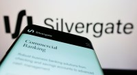 Smartphone e tela de computador alinhados mostram logotipo da Silvergate