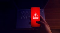 Tela vermelha de smartphone mostra o termo malware