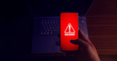Tela vermelha de smartphone mostra o termo malware