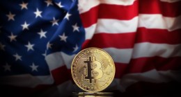 moeda de bitcoin com bandeira dos EUA no fundo