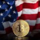 moeda de bitcoin com bandeira dos EUA no fundo