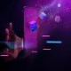 Jovem estende a mão para hologramas de smartphone e figuras geométricas em tons azuis e roxo de azul