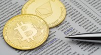 Moeda de bitcoin e ethereum e uma caneta sob lista com chaves privadas