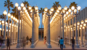 Vista do exterior do museu LACMA, em Los Angeles