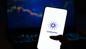 Tela de smartphone mostra logomarca da Cardano