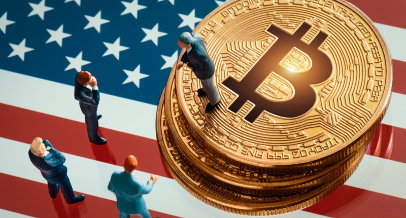 moeda de bitcoin e bandeira dos eua